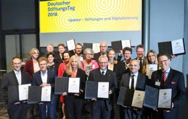 Gruppenbild von der Verleihung des Qualitätssiegels für gute Treuhandstiftungsverwal
